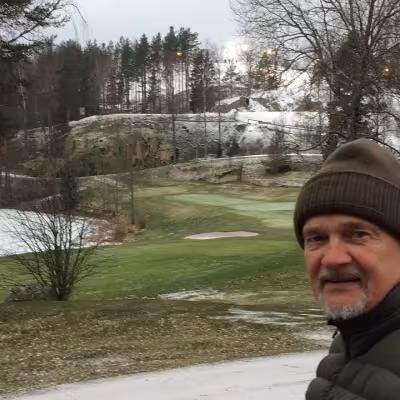 Miikka Karikoski ja Peuramaan lumihuippuiset kukkulat