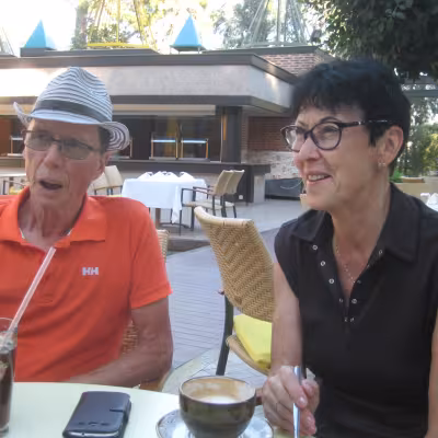 Niksu ja Riitta drinksuilla Belekissä