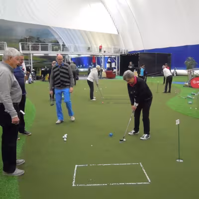 Arja Pajari hakee Planmeca Golf Areenan lähipelialueella oikeaa puttilinjaa lasersäteen avulla.