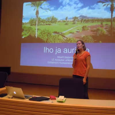 Iho ja aurinko on riskialtis yhdistelmä. Ihotautien erikoislääkäri Maarit Vaalamo esitelmöi golfsenioreille ihosairauksista ja auringolta suojautumisen tärkeydestä.