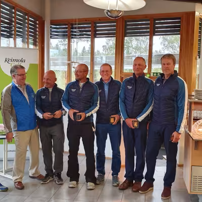 Keimolan voittajakuvassa vasemmalta: SGS:n Kristian Toivio, Golfliitosta Rauno Pusa, Keimola Golfin pelaajat Jukka Lehtonen, Ari Eloranta, Aki Kosonen, Marko Matikka ja Jari Vänskä.