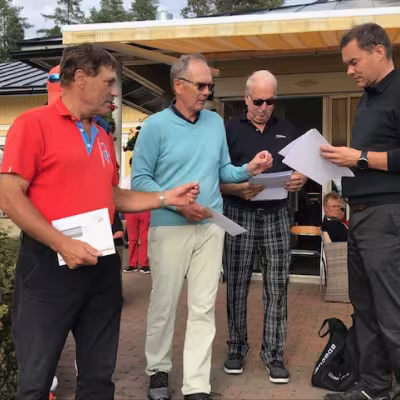 M65: vasemmalla 2. Erkki Mäkelä, SaG. Toinen vasemmalta voittaja Ari Ahti, MGC. Kolmas vasemmalta 3. Kyösti Ollikainen, GP ja oikealla toimitusjohtaja Petteri Ruuskanen