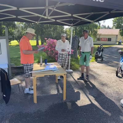 Startterit Tuomo Mantsinen ja Karri Vilenius tekivät mallikelpoista työtä starttereina. Kuvassa Mantsinen, Seth-Veli Järvinen ja Juhani Kovalainen.