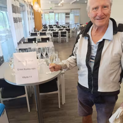 Ensimmäisen päivän juhlahetki. Erkki Kukkonen teki hole-in-onen reiällä 11 ja sitä juhlittiin kaikkien perinteiden mukaan.
