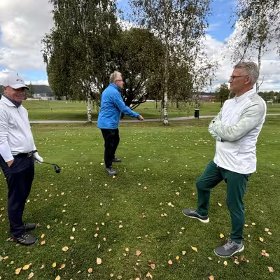 Kilpailun tuomari Jarmo Siekkinen arpoo Juha Pajusen ja Erkki Soppelan lähtöjärjestyksen kultamitallin ratkaisevaan play offiin. 